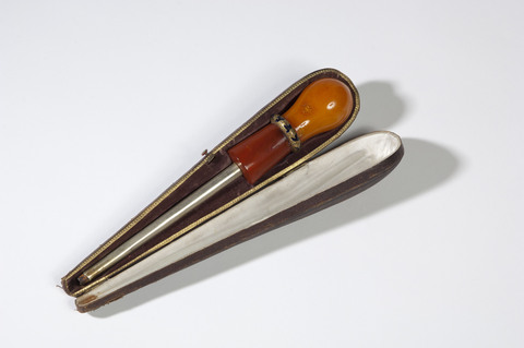 Стаклена витрина са личним предметима Обреновића