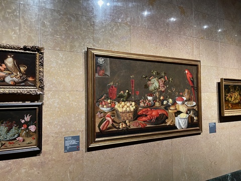 Артус Классенс. Большой банкетный стол с лобстером, фруктами, бокалом с вином, фарфоровыми и оловянными блюдами, птицами, обезьяной, белкой и кошкой