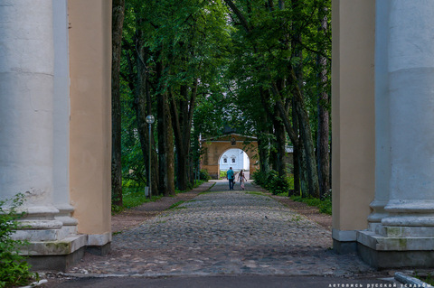 Вход в усадьбу "Святые Ворота"