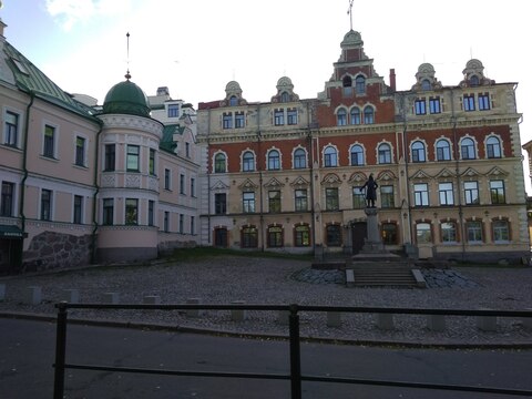 Ратушная площадь. Замок и город в 14 веке