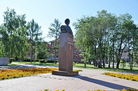 Памятник Д.М. Карбышеву. Сквер им. Д.М. Карбышева