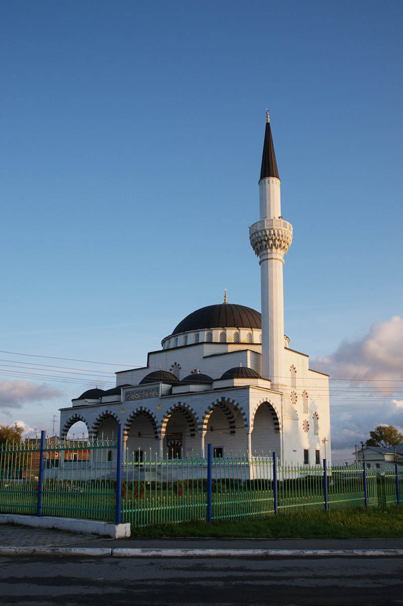 以伊斯梅尔·布哈里命名的铜制清真寺