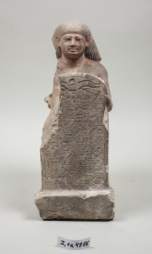 Стелофорная статуя жреца Нефер-мену, с гимном солнечному богу Ра