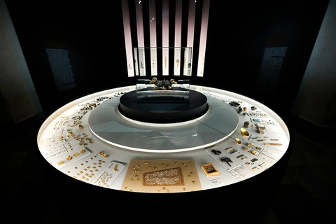 Витрины рядом с Апсидой