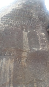 100 small sculptures on the rock