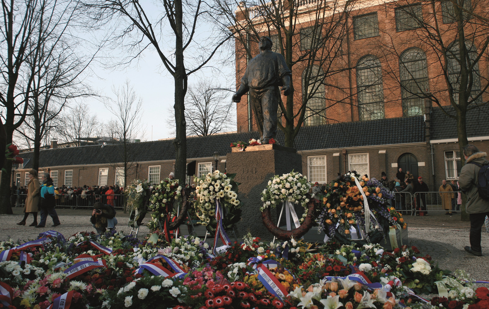 Jonas Daniël Meijerplein: standbeeld de Dokwerker