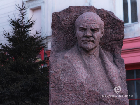 Памятник В. И. Ленину на улице Пролетарской
