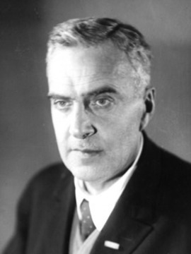 Александр Алексеевич Полканов, профессор, заведующий кафедрой петрографии, руко-водил учебным процессом и в эвакуации, в Саратове в 1942-1944 годах