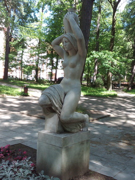 Sculpture “Water-carrying girl”