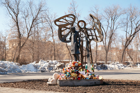 Скульптурная  композиции «Женщина-мать»