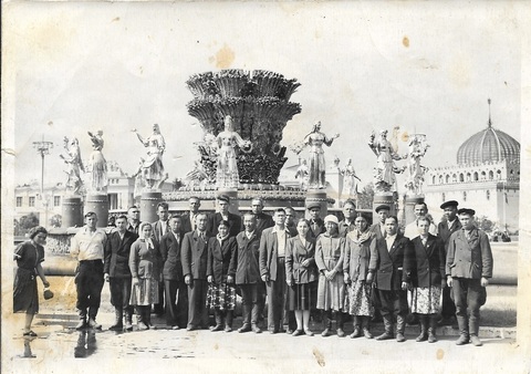 Участники Всесоюзной сельскохозяйственной выставки в Москве 1957 год