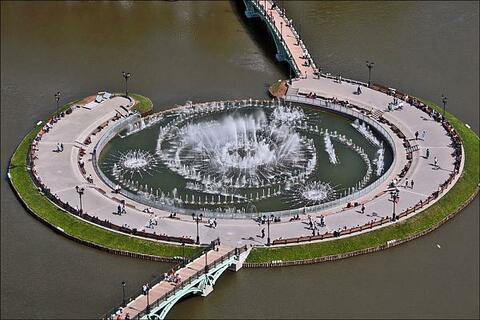 Остров-подкова и фонтан на Среднем пруду