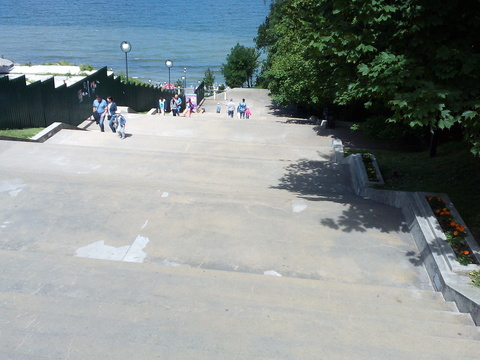 Central staircase and promenade