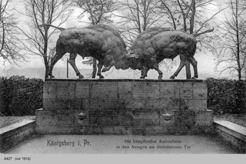 Скульптура “Борющиеся зубры”