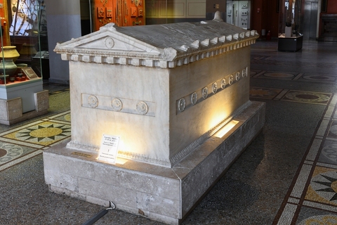 Мраморный саркофаг