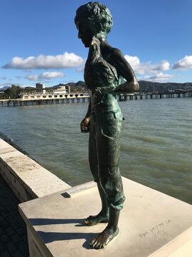 Скульптура «Чик с курицей в руках»