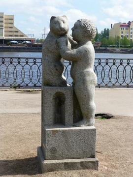 Ребенок с кошкой