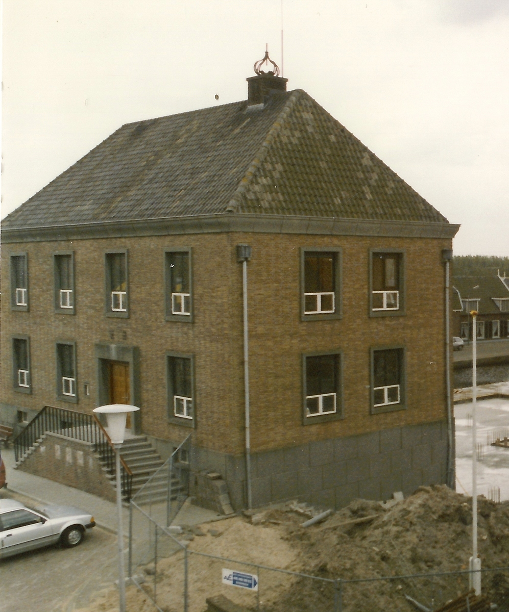 Gevelstenen voormalig gemeentehuis Bleskensgraaf