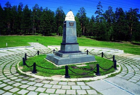 Старый обелиск "Европа-Азия", перенесенный с горы Березовой